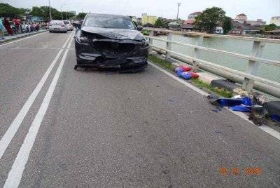 Keadaan lokasi kemalangan membabitkan motosikal dan sebuah kereta di Jambatan Kuala Besut pada petang Sabtu. 