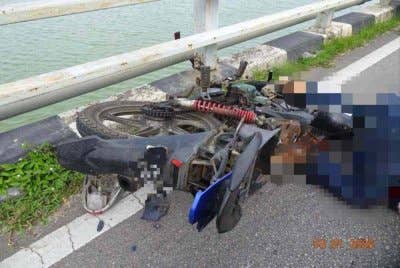 Keadaan motosikal ditunggang mangsa yang terlibat kemalangan di Jambatan Kuala Besut. 