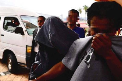 Tempoh reman ke atas peguam lelaki (tengah) yang dipercayai bersubahat dengan seorang banduan berhubung kes penyeludupan dadah ke Penjara Marang disambung empat hari lagi. 