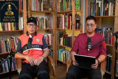 Mohd Puad bersama anaknya membincangkan usul dikemukakan Dr Muhamad Akmal dalam saluran Youtube Omar Puad Podcast pada Sabtu.