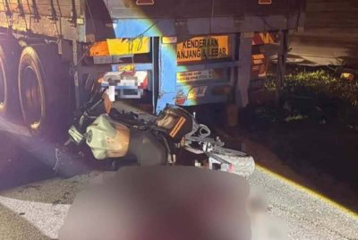 Keadaan motosikal mangsa yang terlibat dalam kemalangan di Jalan Empangan, Taman Murni Jaya, Machap. - Foto IPD Kluang