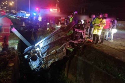 Keadaan kenderaan yang terlibat dalam kemalangan di kawasan lampu isyarat Sabindo, Jalan Kota Kinabalu-Papar.
