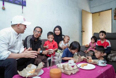 Steven meluangkan masa menziarahi keluarga Mohd Hilmi - Foto FB Steven Sim