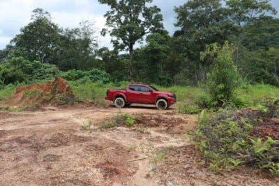 Suspek meninggalkan pacuan empat roda sebelum meloloskan diri ke dalam hutan di Bentong. - Foto IPD Rompin.
