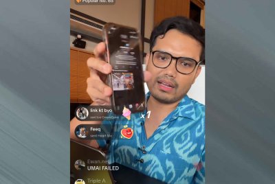 Khairul aming ketika sesi siaran langsung di TikTok.