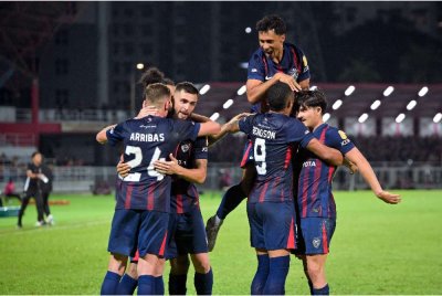 Bergson (dua dari kanan) meraikan jaringan gol kedua bersama rakan pasukan pada perlawanan Liga Super Malaysia menentang Selangor FC di Stadium Majlis Bandaraya Petaling Jaya pada Ahad. FOTO: Bernama 