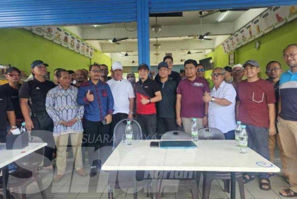 Sebahagian penduduk semasa sidang media berkaitan isu gangguan bekalan air di Kinarut, Papar.