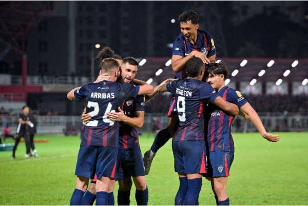 Bergson (dua dari kanan) meraikan jaringan gol kedua bersama rakan pasukan pada perlawanan Liga Super Malaysia menentang Selangor FC di Stadium Majlis Bandaraya Petaling Jaya pada Ahad. FOTO: Bernama 