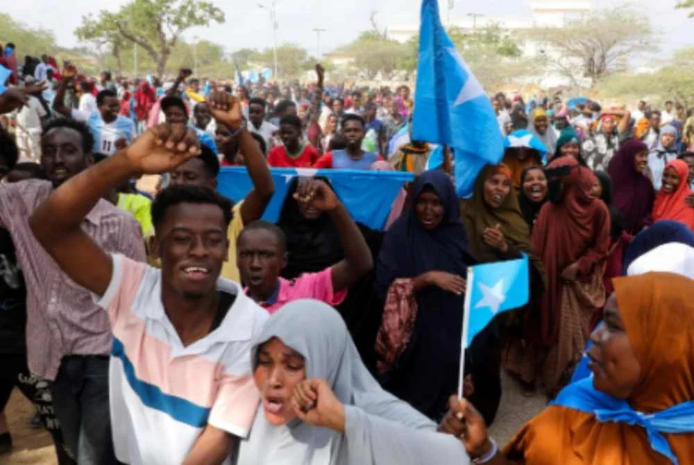 Penunjuk perasaan mengadakan bantahan di Mogadishu sambil melaungkan slogan mengecam Tel Aviv. Foto Agensi