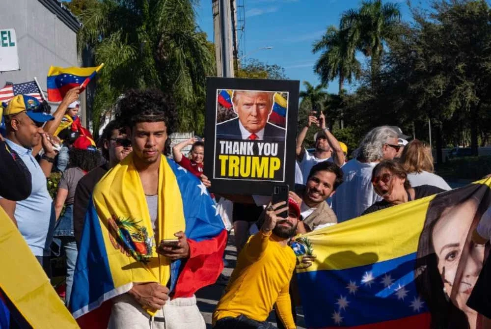 Demonstran bersorak gembira selepas kejatuhan Maduro yang dilancarkan pentadbiran Trump. Foto Agensi