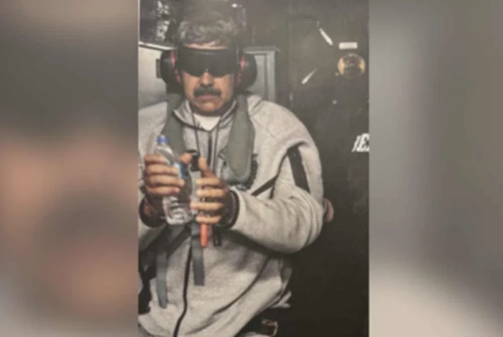 Gambar terakhir Maduro yang dikongsikan Trump untuk membuktikan penahanannya pada Sabtu. Foto Agensi