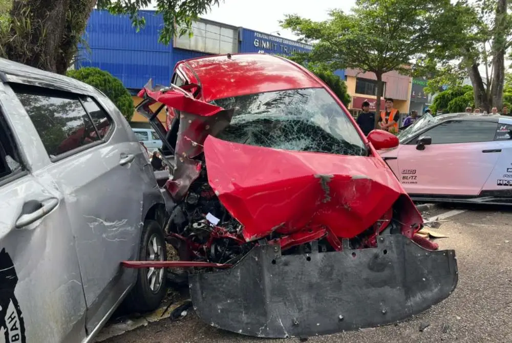 Keadaan dua kereta yang terbabit dalam kemalangan berkenaan. - Foto IPD Seri Alam