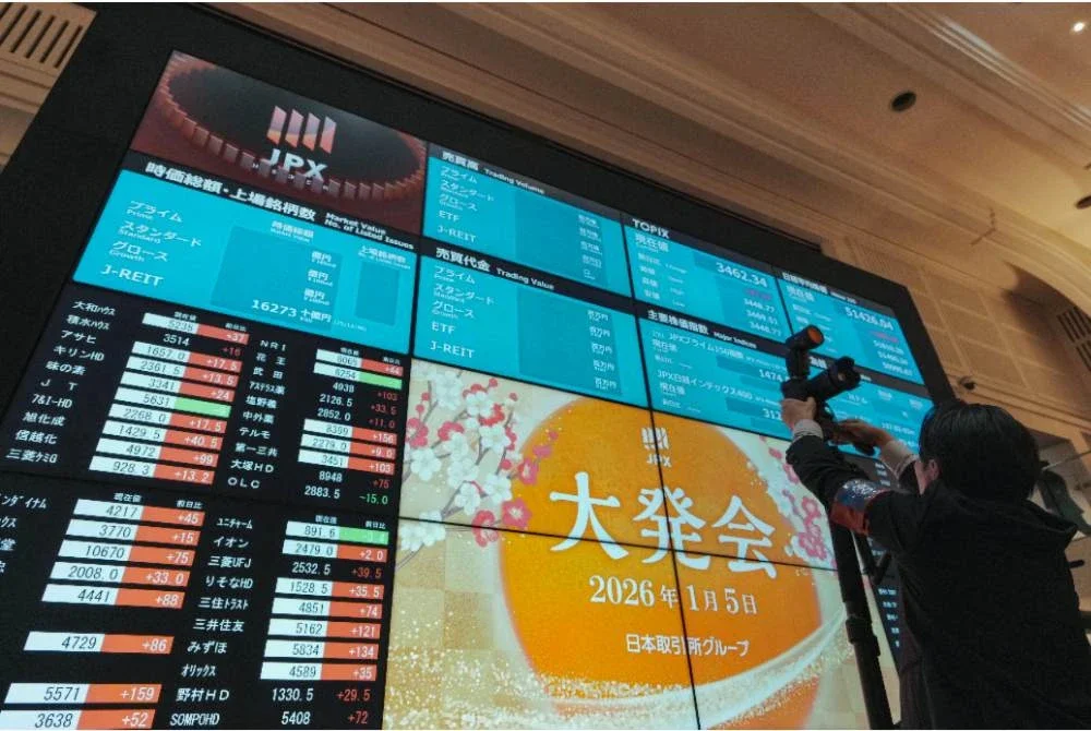 Angka pembukaan Bursa Saham Tokyo dipaparkan pada skrin selepas majlis pembukaan bagi meraikan hari dagangan pertama tahun ini di Tokyo Stock Exchange, Tokyo pada 5 Januari 2026. Foto AFP