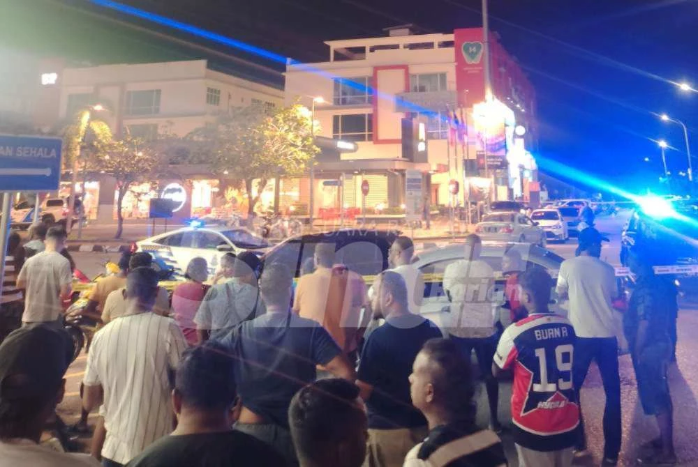 Orang ramai berada di lokasi kejadian bagi mengetahui berkenaan kejadian tembakan di Banting pada Ahad.
