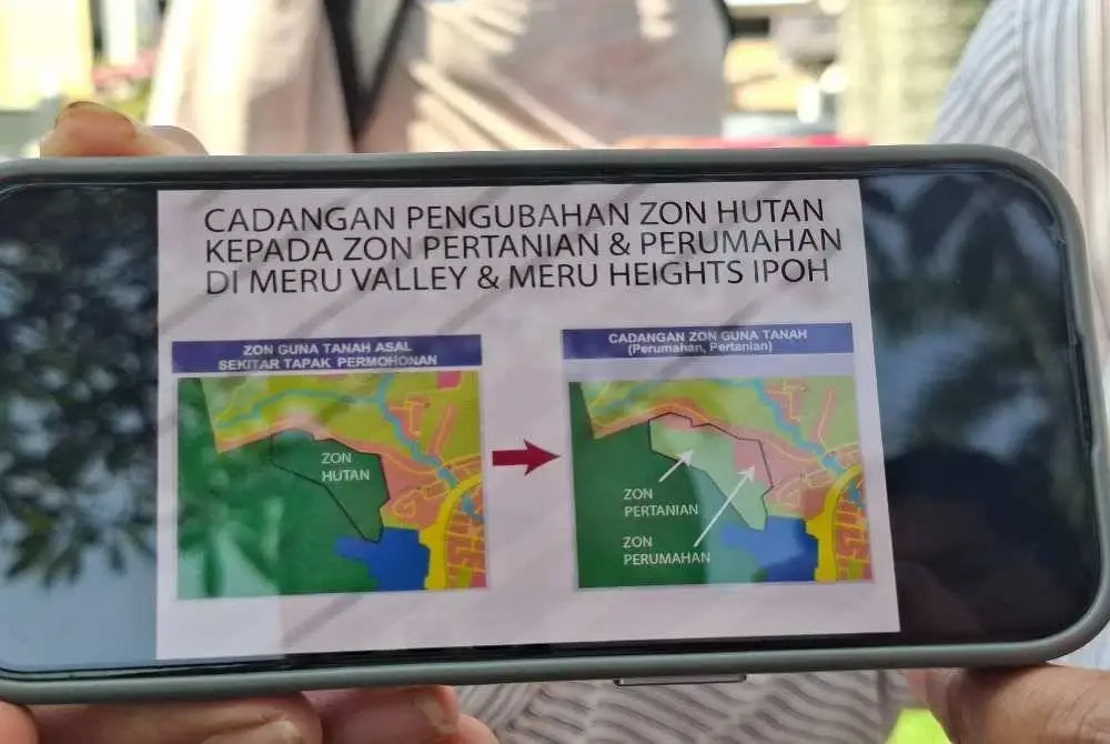 Wakil penduduk menunjukkan peta lokasi cadangan pengubahan guna tanah Daripada Zon Hutan Kepada Zon Perumahan dan Pertanian di kawasan Meru Valley.