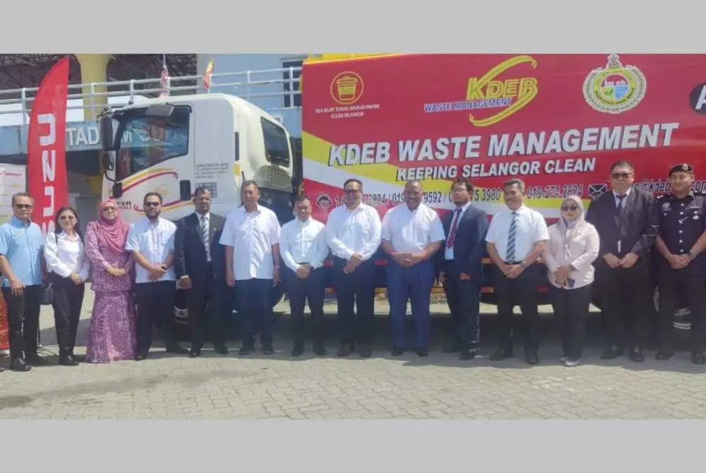 Ramli (enam dari kiri) dan Awaluddin (lapan dari kanan) semasa Program Penyerahan Lori Kompaktor dan Armroll KDEBWM di Stadium Sungai Besar pada Isnin.