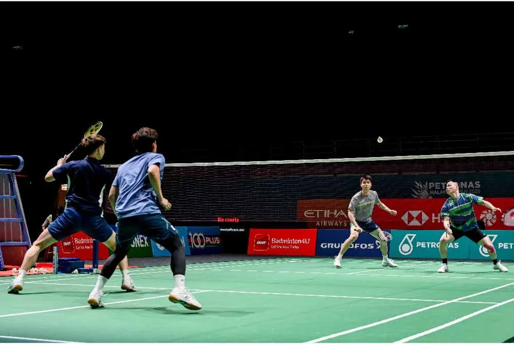 Pemain beregu lelaki Malaysia, Soh Wooi Yik (dua dari kanan) dan Aaron Chia (kanan) beraksi pada sesi latihan rasmi dan ujian gelanggang seawal jam 7 pagi sebelum Kejohanan Badminton Terbuka Malaysia 2026 yang akan membuka tirainya esok hingga 11 Jan ketika tinjauan di Axiata Arena Bukit Jalil hari ini. - Foto: Bernama