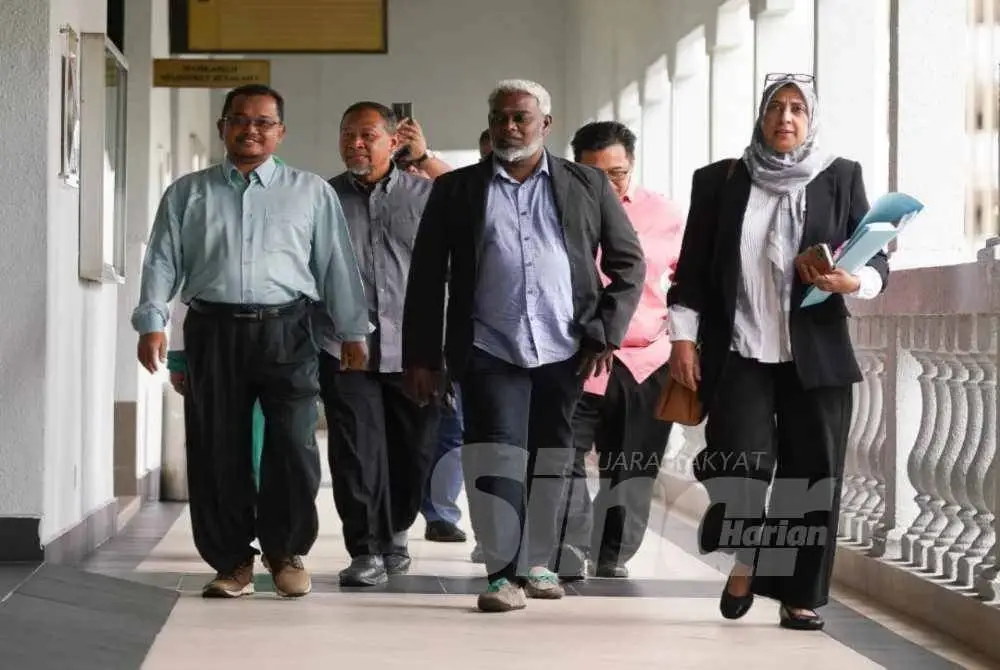 Zaharudin (kiri) bersama penyokong dan Latheefa (kanan) hadir ke Mahkamah Majistret Kuala Lumpur pada Isnin. Foto SINAR HARIAN - ROSLI TALIB