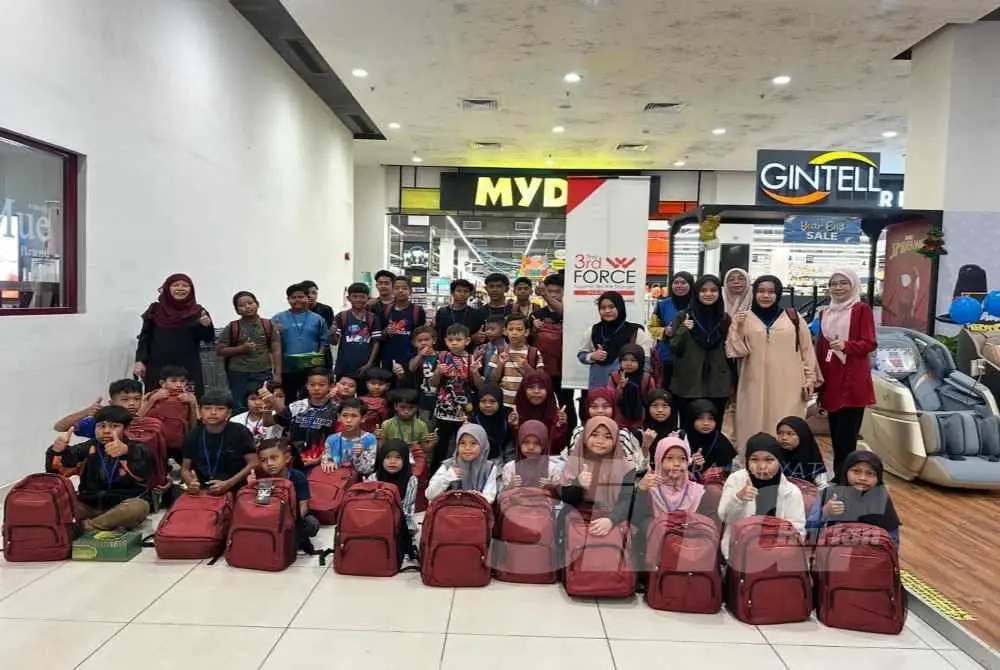 Kesemua penerima yang selesai membeli kelengkapan sekolah masing-masing. Foto: SINAR HARIAN - ADILA SHARINNI WAHID