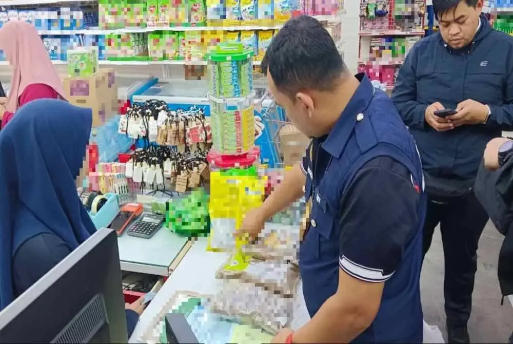 Pegawai JKN Kelantan memberi penerangan kepada jurujual. Foto:JKN Kelantan