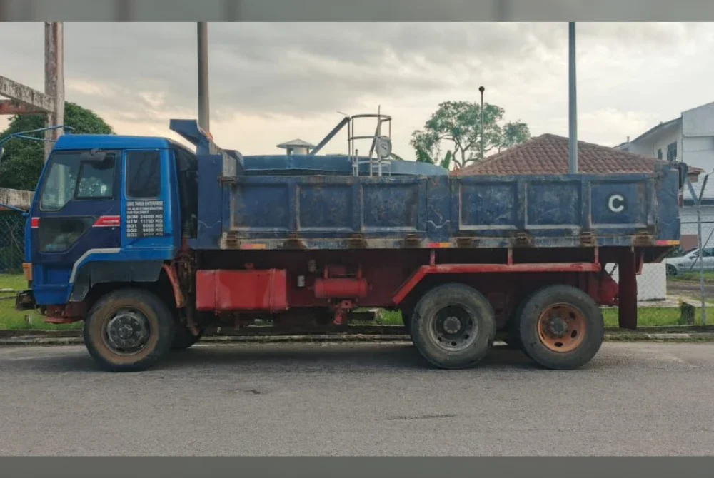 Lori pasir yang disita polis.