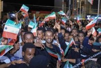 Penduduk Somaliland berhimpun sambil mengibarkan bendera kebangsaan selepas pengiktirafan 'kemerdekaan' oleh Israel. Foto Agensi