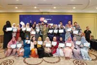 Peserta meraikan pencapaian mereka semasa majlis graduasi Program Pemerkasaan Ekonomi Sime Darby Property di KLGCC.