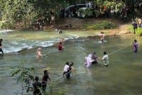 Tetamu yang jatuh ke sungai selepas titi runtuh.