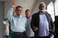 Zaharuddin (kiri) hadir ke Mahkamah Majistret Kuala Lumpur pada Isnin bagi menghadapi satu pertuduhan menyertai perhimpunan berhubung pengosongan Kampung Sungai Baru tahun lalu. - Foto Sinar Harian/Rosli Talib