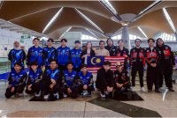 Presiden Persekutuan Sukan Elektronik Malaysia, Muhammad Naim Al Amin Saharudin (lima, kanan, berdiri) bergambar bersama pasukan Mobile Legends: Bang Bang (MLBB) dari Malaysia, Selangor Red Giants (SRG.OG) dan CG Esports yang berlepas ke Indonesia hari ini bagi menghadapi Kejohanan Dunia MLBB (M7) di Lapangan Terbang Antarabangsa Kuala Lumpur (KLIA) Terminal 1. - Foto: Bernama