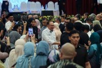 Anwar (tengah) beramah mesra bersama warga Jabatan Perdana Menteri sempena Amanat Tahun 2026 di Putrajaya pada Isnin. FOTO: Bernama 