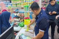 Pegawai JKN Kelantan memberi penerangan kepada jurujual. Foto:JKN Kelantan