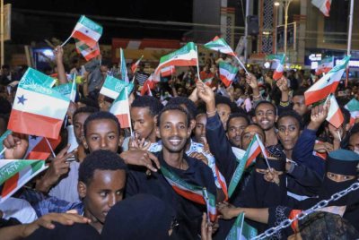 Penduduk Somaliland berhimpun sambil mengibarkan bendera kebangsaan selepas pengiktirafan 'kemerdekaan' oleh Israel. Foto Agensi