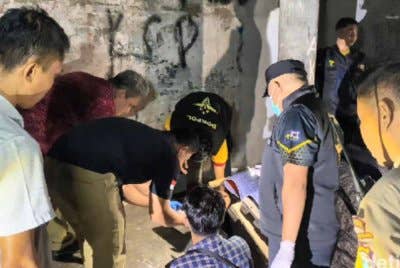 Seorang lelaki ditahan polis kerana menikam abangnya hingga maut akibat pertikaian hutang di Makassar. Foto Agensi