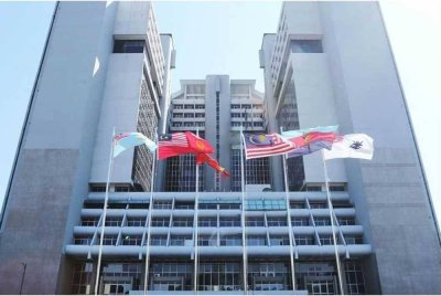 MINDEF arah ATM menjalankan siasatan dalaman segera susulan dakwaan berhubung kemasukan individu tidak berkaitan serta aktiviti tidak bermoral di dalam sebuah kem tentera dan tular di media sosial.