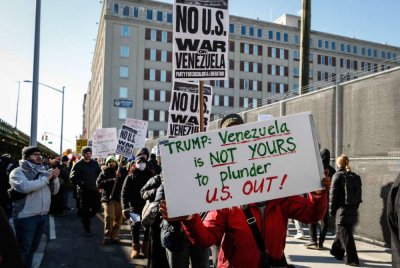 Orang ramai menyertai satu demonstrasi membantah tindakan ketenteraan Amerika Syarikat di Venezuela di luar Metropolitan Detention Center, tempat Presiden Venezuela, Nicolas Maduro ditahan di borough Brooklyn, New York City. - Foto AFP