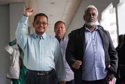 Zaharuddin (kiri) hadir ke Mahkamah Majistret Kuala Lumpur pada Isnin bagi menghadapi satu pertuduhan menyertai perhimpunan berhubung pengosongan Kampung Sungai Baru tahun lalu. - Foto Sinar Harian/Rosli Talib