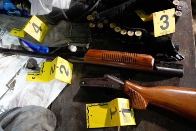 Senjata yang dirampas ketika serbuan di sebuah rumah di Jalan Bemban pada Ahad. Foto: PDRM 