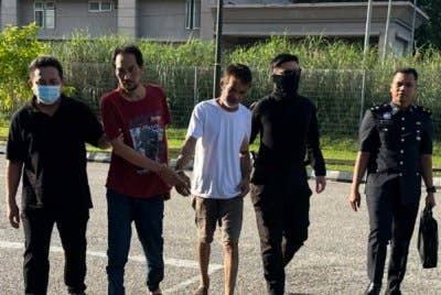 Dua sahabat didakwa atas tuduhan melakukan rompakan berkumpulan. 