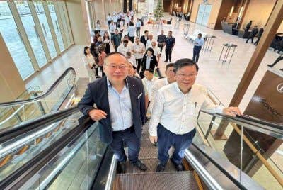 Tony (kiri) mengiringi Kon Yeow mengadakan lwatan kerja di PWCC pada Isnin.