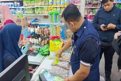 Pegawai JKN Kelantan memberi penerangan kepada jurujual. Foto:JKN Kelantan