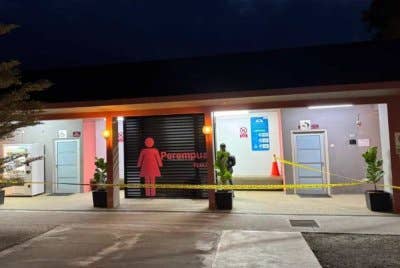 Lokasi di mana mayat seorang bayi lelaki cukup sifat ditemukan dalam bakul sampah di tandas wanita Hentian Yong Peng Lebuhraya Utara-Selatan. - Foto: IPD Batu Pahat