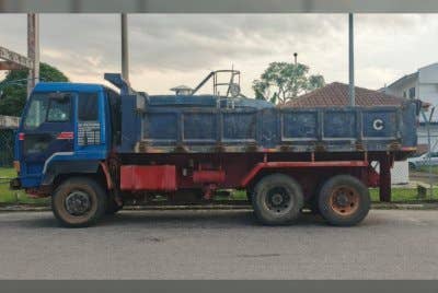 Lori pasir yang disita polis.