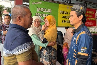 Kedua ibu dan bapa pemandu Honda Jazz bertemu Mazli (kanan) dan isterinya, Nurul Huda Ibrahim, 50, (dua dari kanan) di Jabatan Perubatan Forensik HSNZ di Kuala Terengganu pada Isnin.