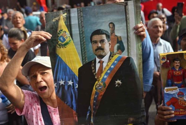 Seorang wanita dilihat memegang potret Presiden Venezuela, Nicolas Maduro ketika satu perhimpunan di Caracas susulan pengesahan bahawa pemimpin negara itu telah ditahan oleh tentera AS. Foto: AFP