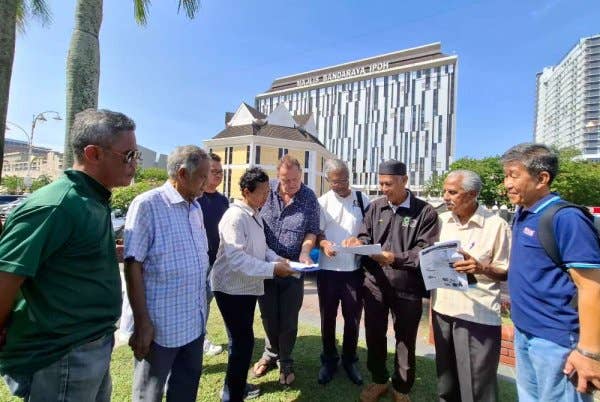 Wakil penduduk dan NGO yang hadir dalam sesi pendengaran awam bersama Exco Kerajaan Negeri bagi membantah cadangan pengubahan guna tanah Daripada Zon Hutan Kepada Zon Perumahan dan Pertanian di kawasan Meru Valley.