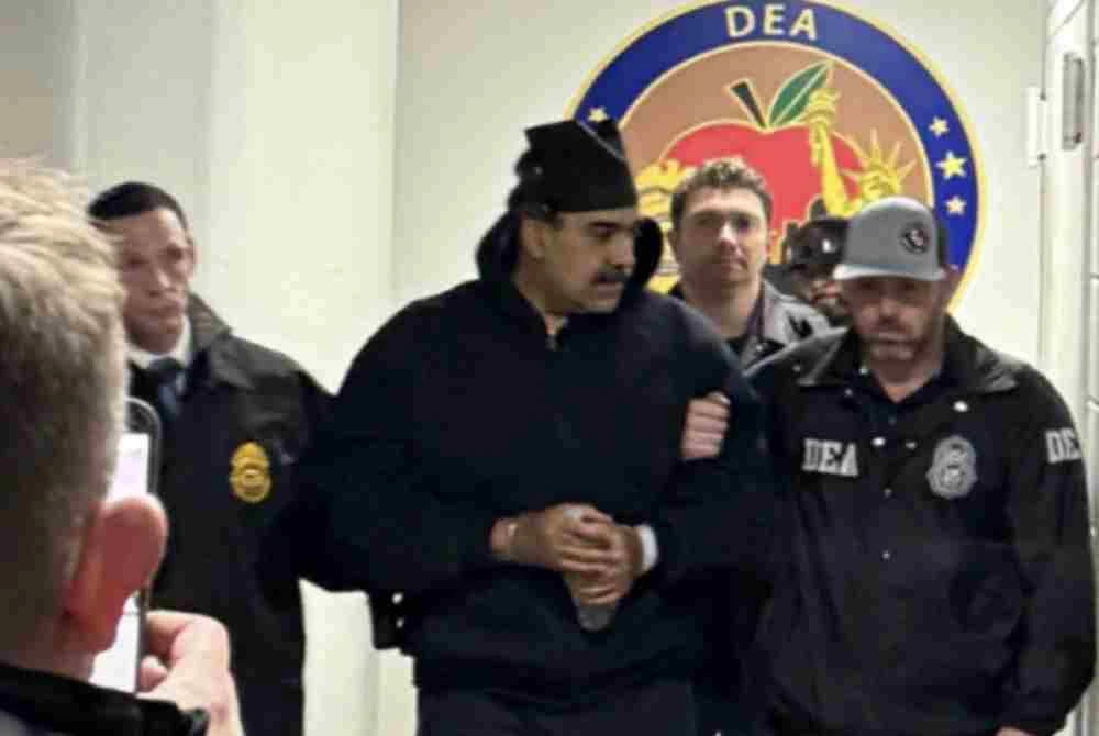 Maduro digari dan dibawa oleh ejen DEA untuk dibawa ke mahkamah.