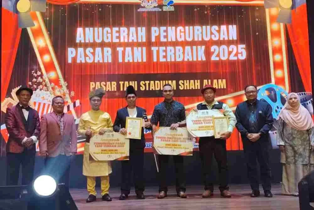 Abdul Rashid (tiga dari kiri) bergambar bersama para penerima anugerah pada Majlis Seuntai Kasih bersama peniaga Pasar Tani Selangor, Wilayah Persekutuan Kuala Lumpur dan Putrajaya di Shah Alam pada Isnin malam.