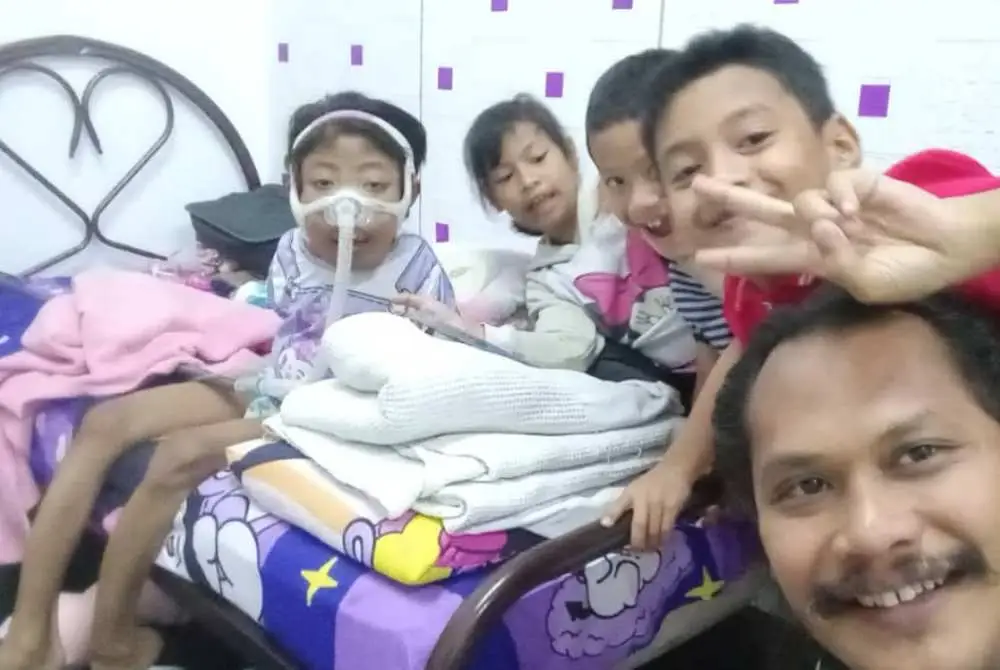 Nur Ainul Darwisya (kiri) yang menghidap penyakit buah pinggang kronik meninggal dunia di Hospital Tanah Merah pada Isnin.
