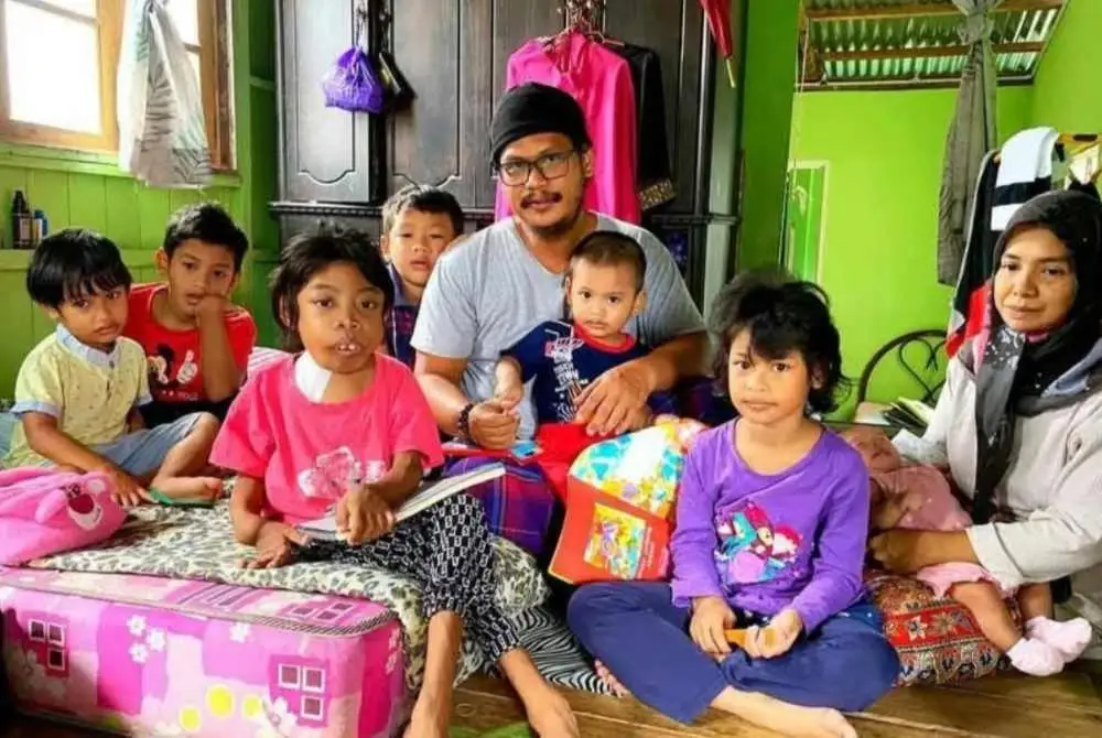 Nur Ainul Darwisya sering dianggap kanak-kanak
kerana bentuk fizikalnya yang kecil akibat penyakit buah pinggang kronik yang dihidapinya.